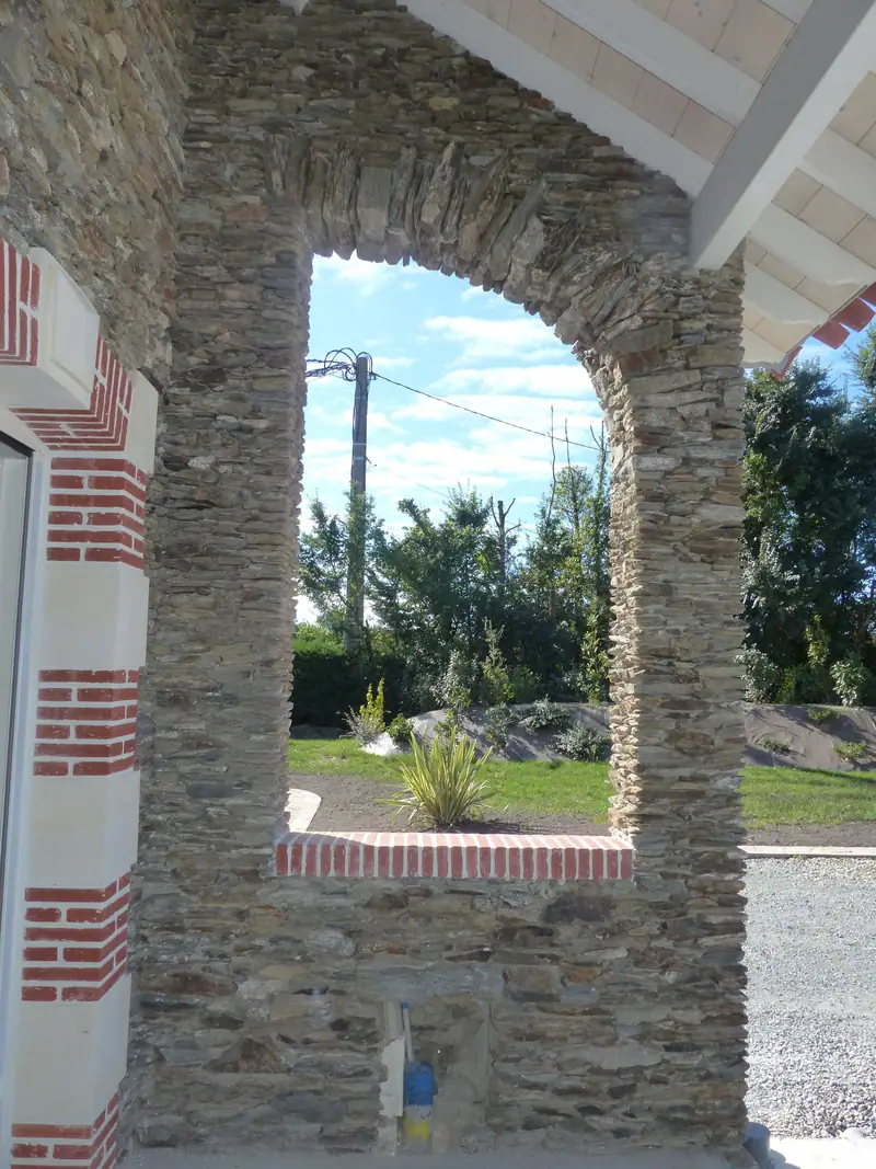 Encadrement en pierre taillée