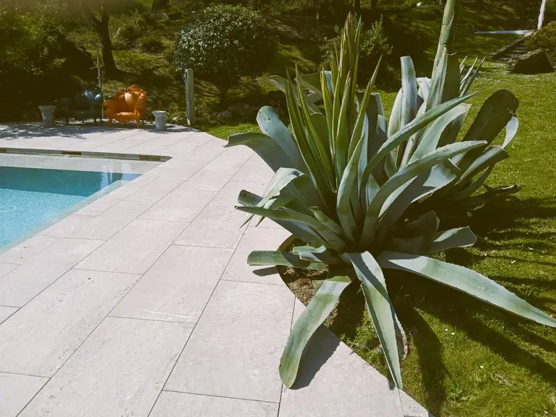 Plage de piscine carrelée