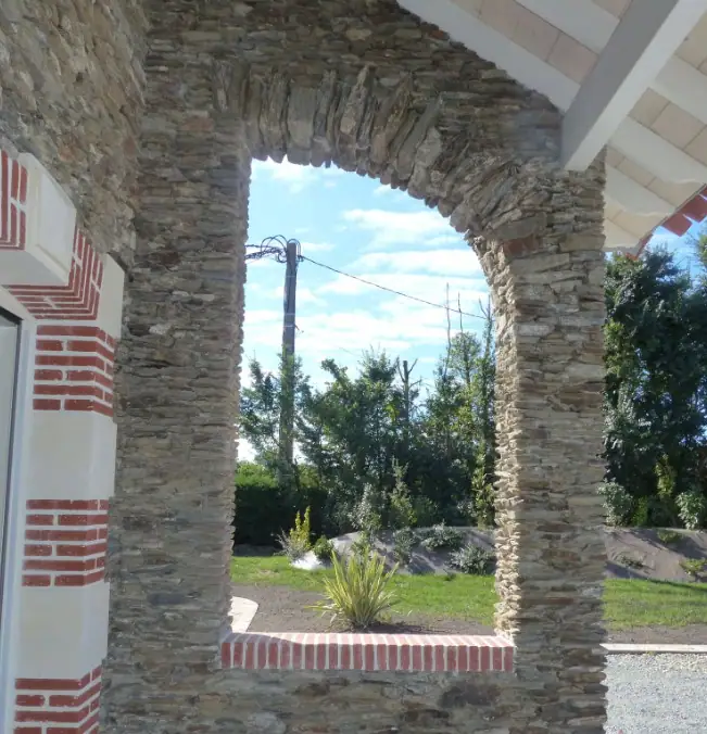 Ouverture en arc en pierre de schiste réalisée par SARL Charpentier
